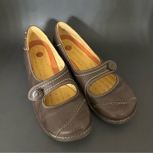 Unstructed Clark’s brown leather Mary Jane’s size 8